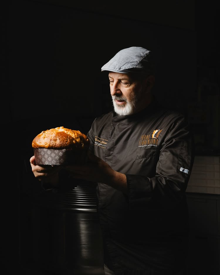 Il fornaio con un panettone appena sfornato