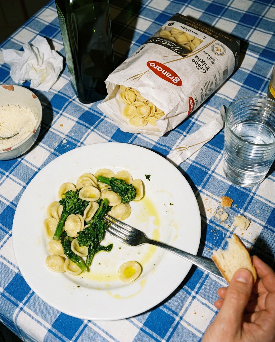 Il piatto di orecchiette e cime di rapa, con il pane per la scarpetta