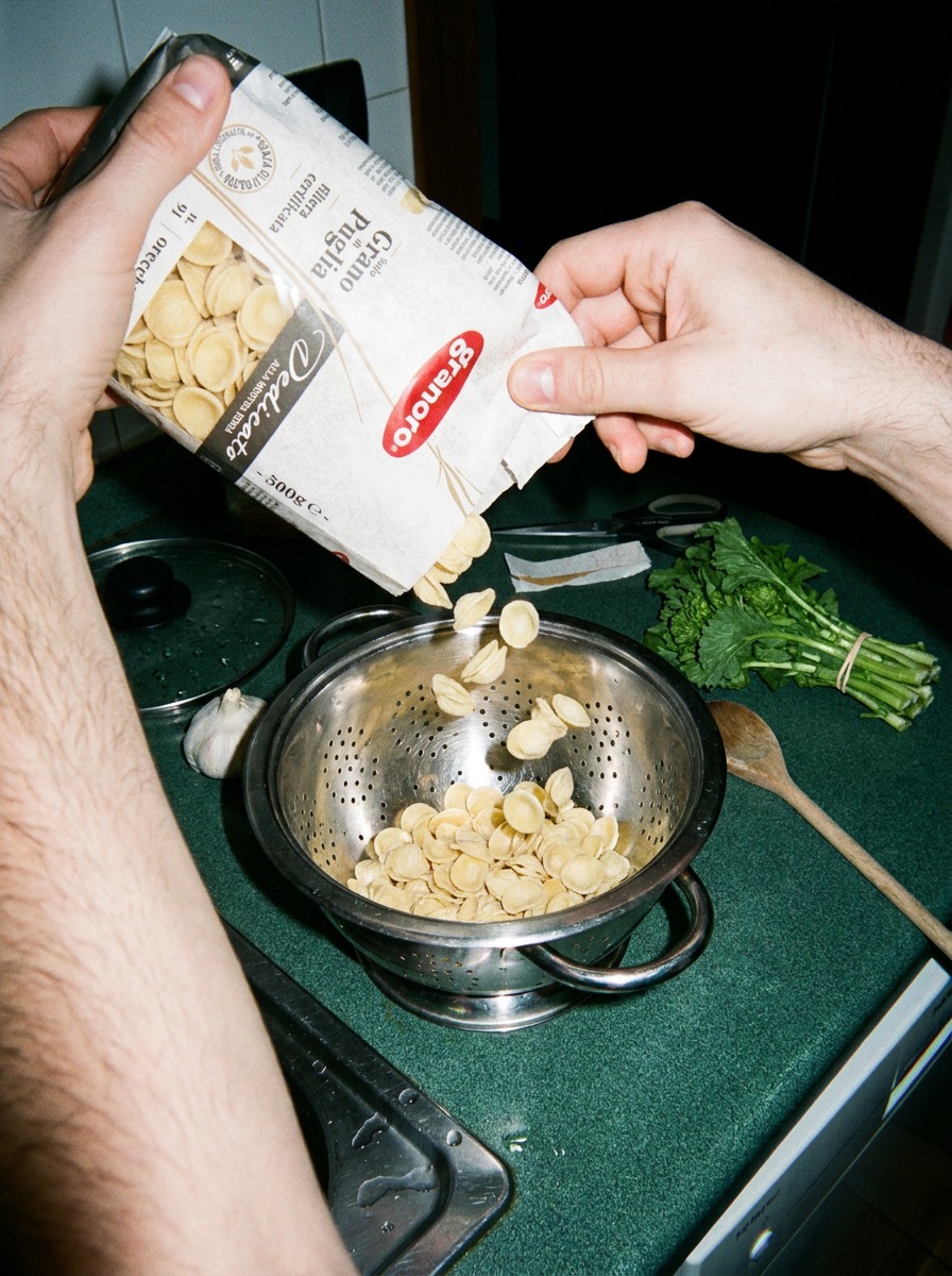 Le orecchiette versate dalla confezione nello scolapasta