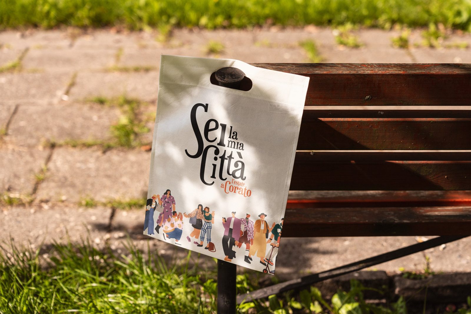 La shopper della rassegna appesa a una panchina